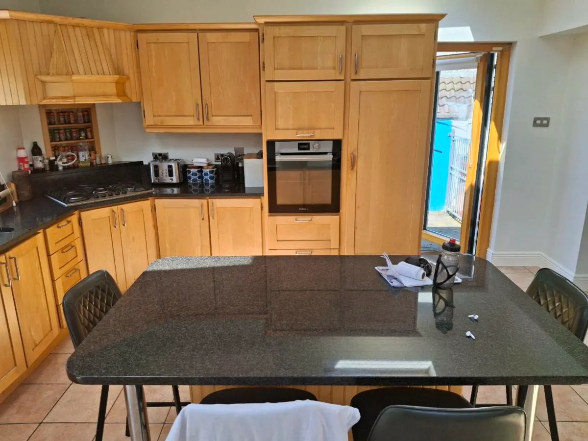 Kitchen counter, oven, gas hob, kitchen units - Image 2