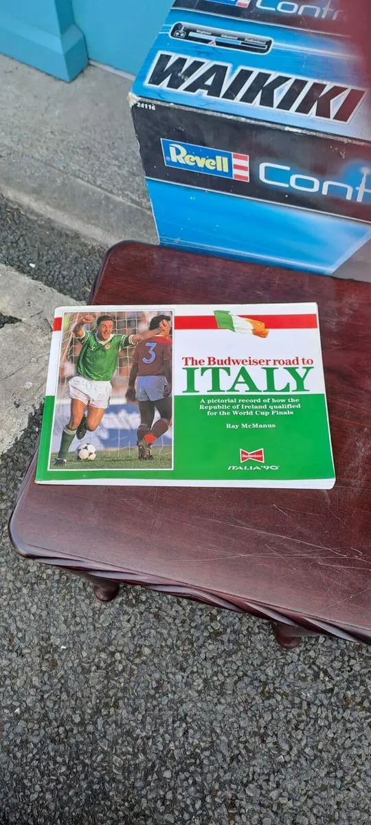 Vintage Guinness Budweiser Italia 90 Book - Image 1