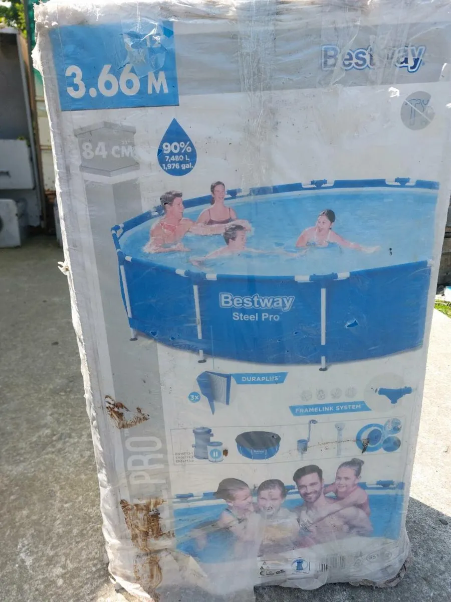 Inflatable pool - Image 1