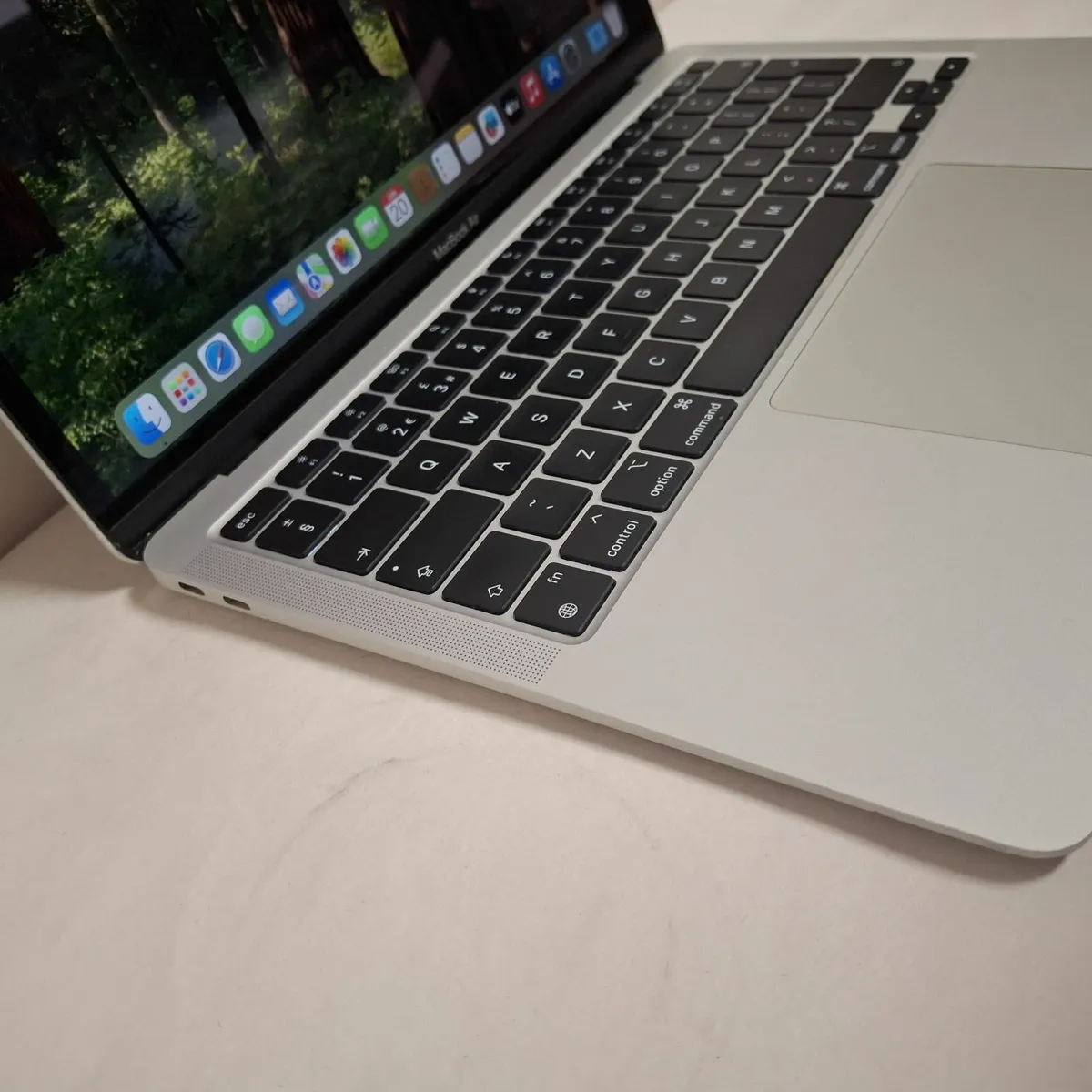 Apple MacBook Air - Image 4
