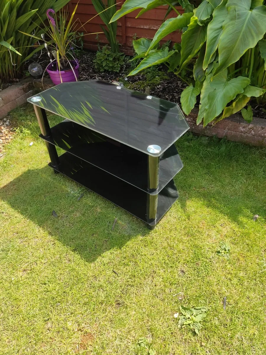 Television table - Image 1