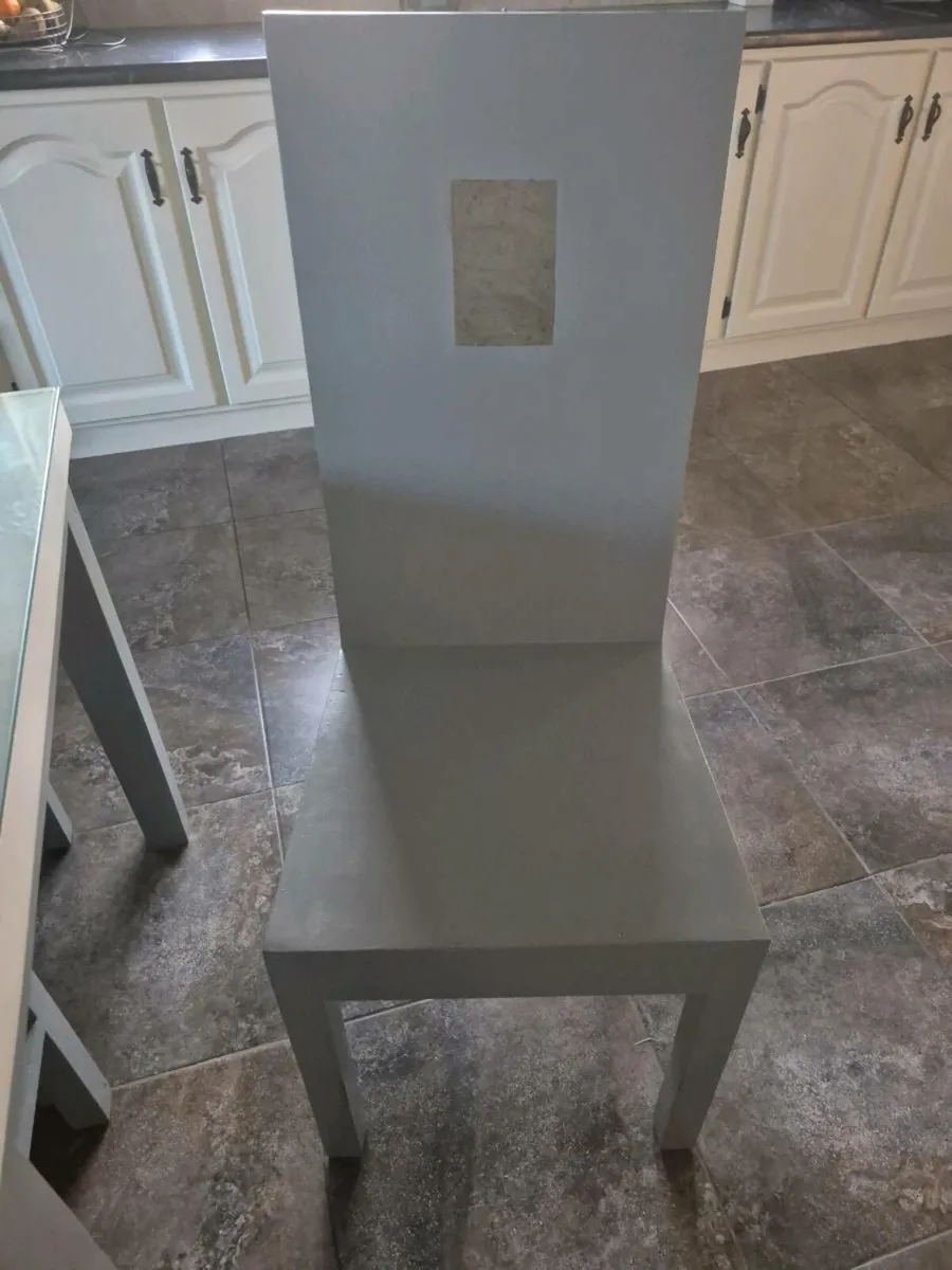 Table and chairs - Image 3