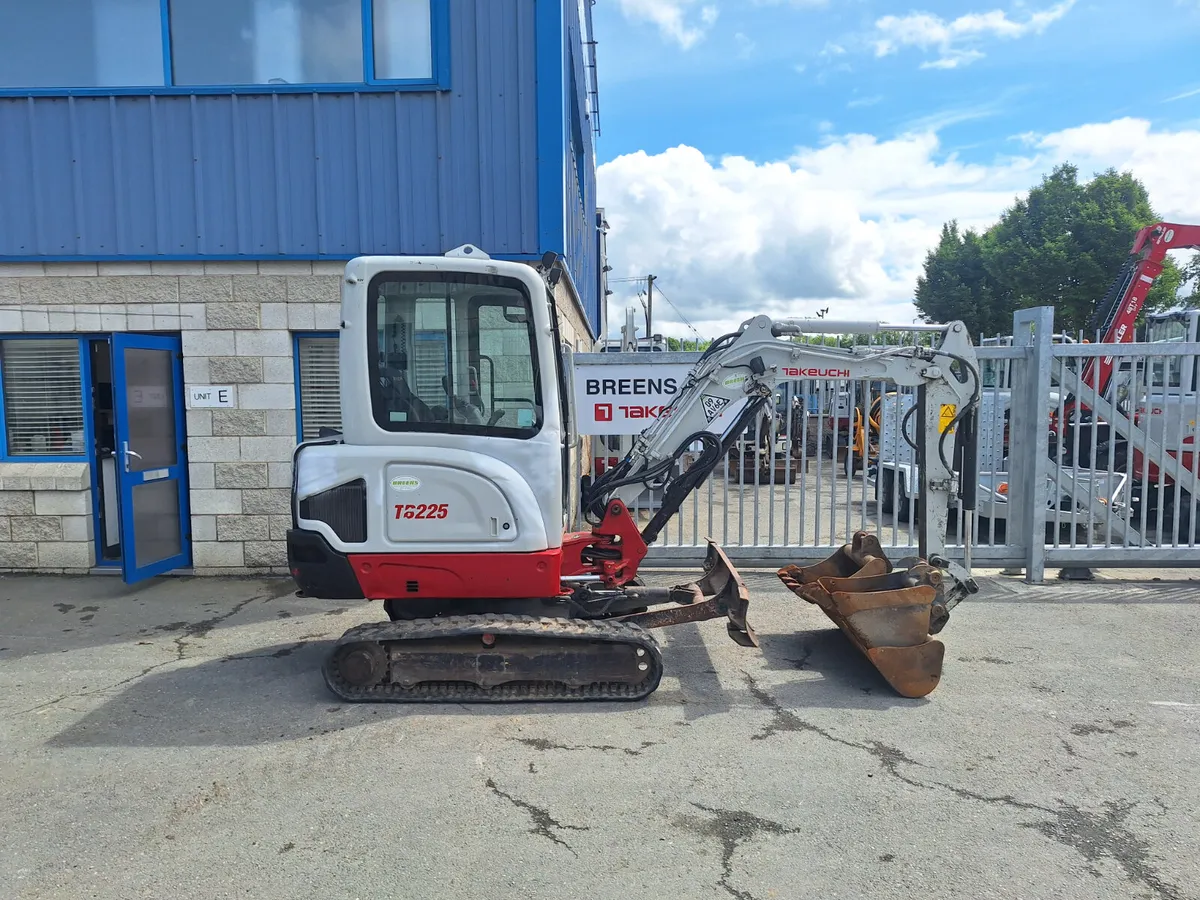 Takeuchi TB225 Digger - Image 1