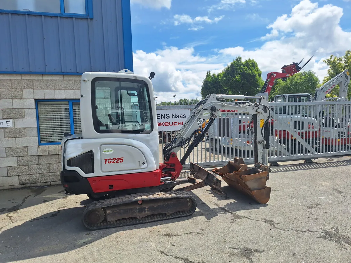 Takeuchi TB225 Digger - Image 2