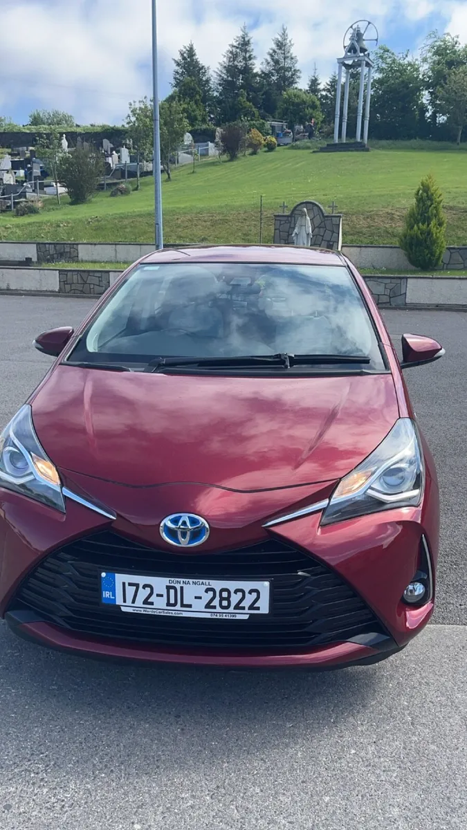 Red Hybrid Toyota Yaris 2017 - Image 1