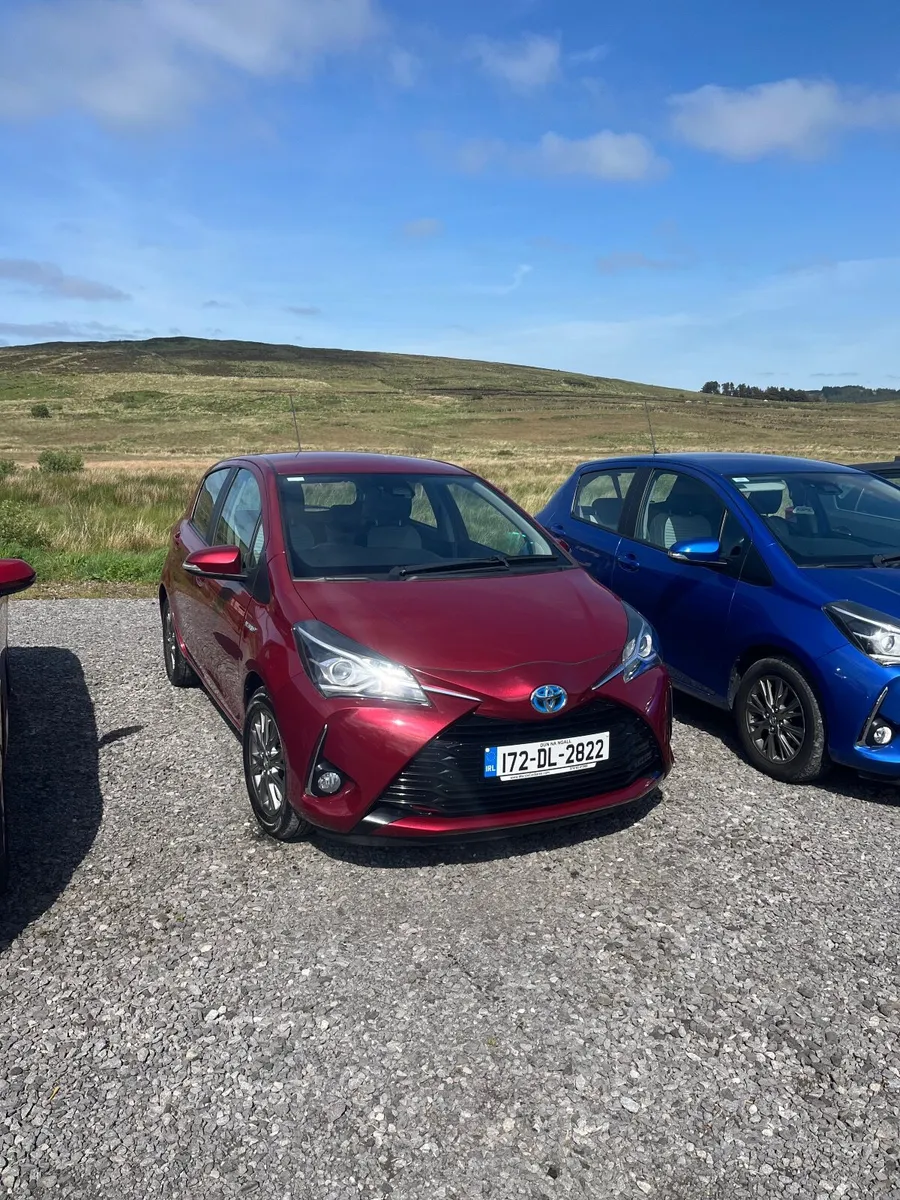 Red Hybrid Toyota Yaris 2017 - Image 2