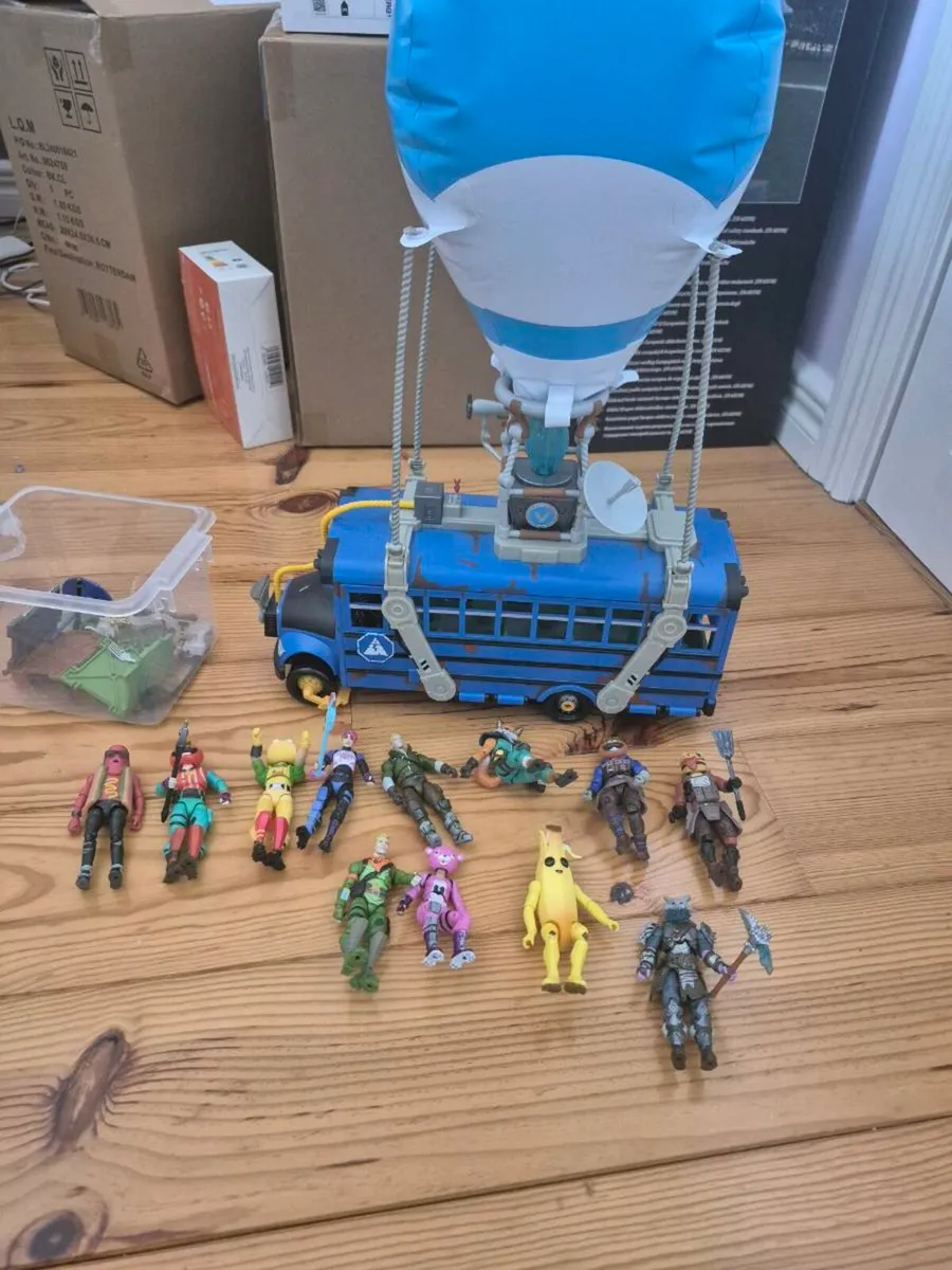 Fortnite battle bus and figures - Image 1