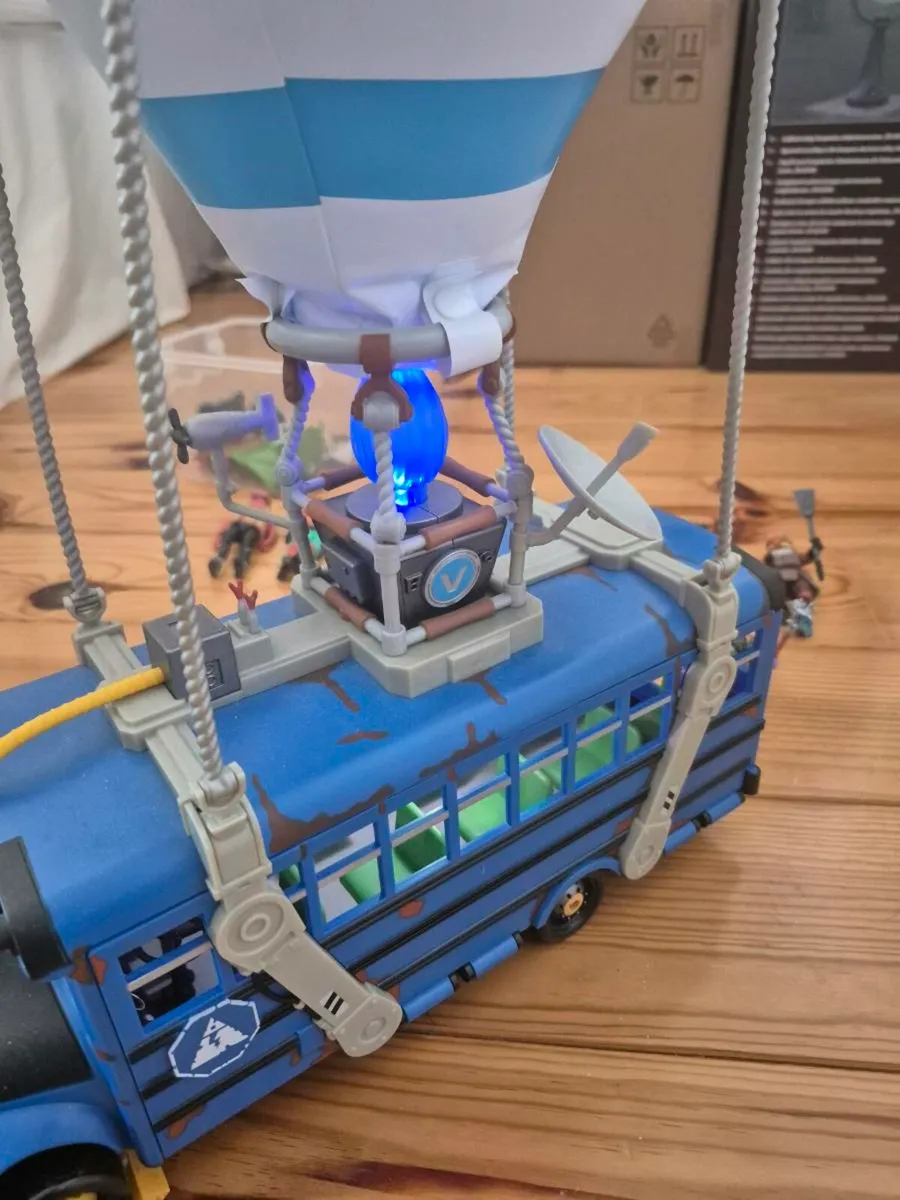 Fortnite battle bus and figures - Image 2