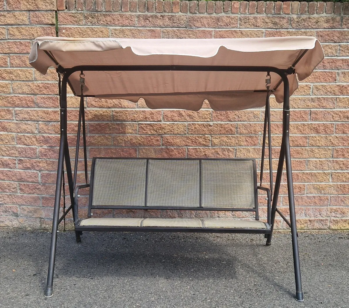 Outdoor swing bench
