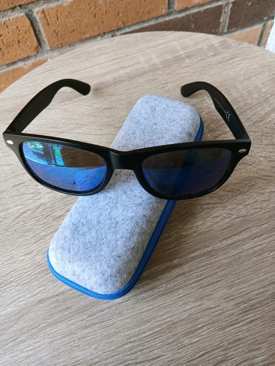 New sun glasses with case. - Image 1