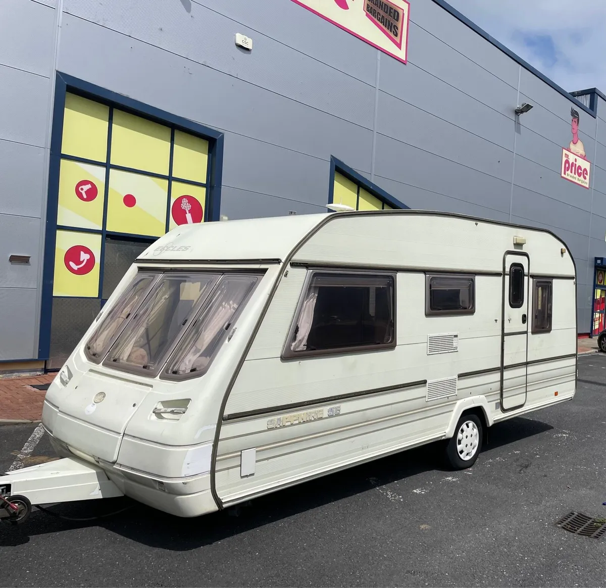 Lightweight 5/6 berth caravan - Image 1