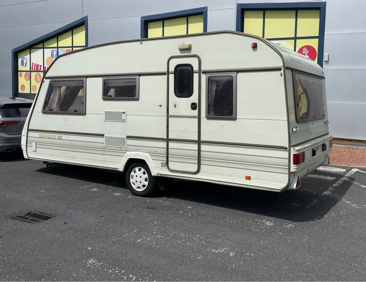 Lightweight 5/6 berth caravan - Image 3