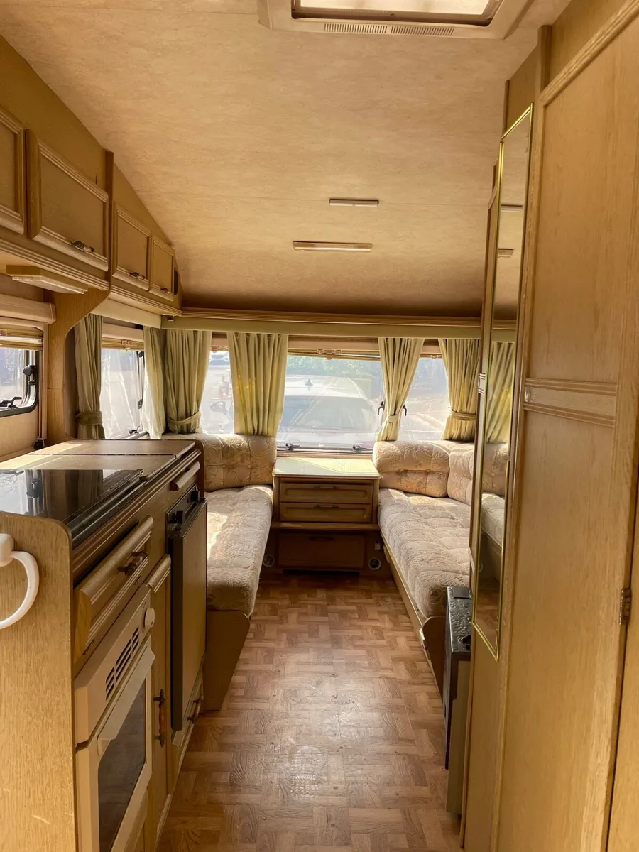 Lightweight 5/6 berth caravan - Image 4