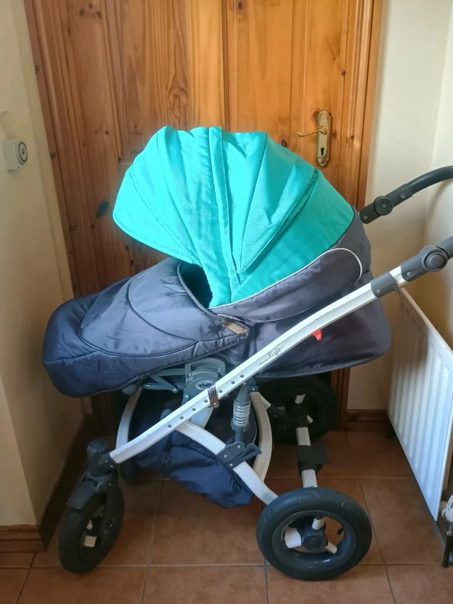 Baby pram with car seat & Iso fix - Image 3