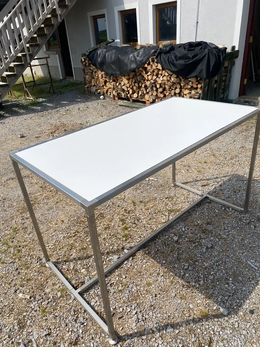 Display table - Image 1