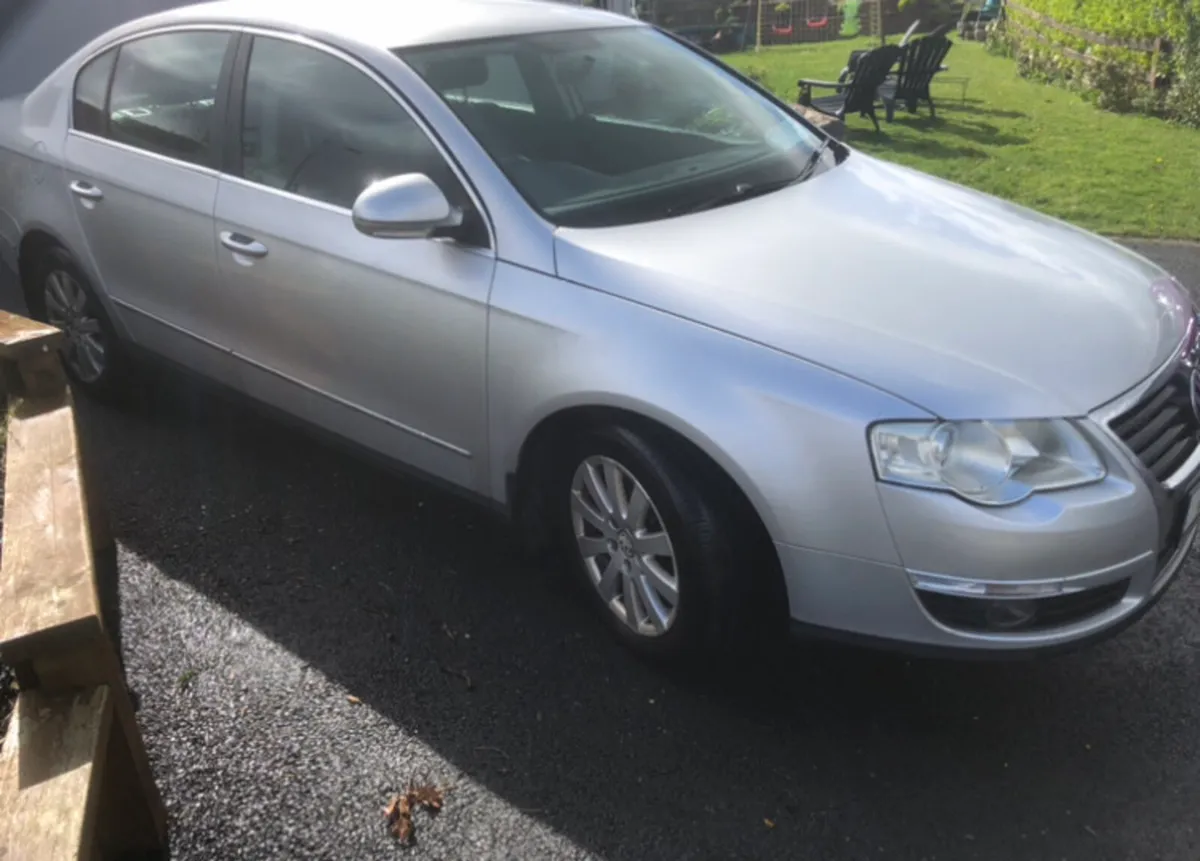 Volkswagen Passat 2010 Silver - Image 2