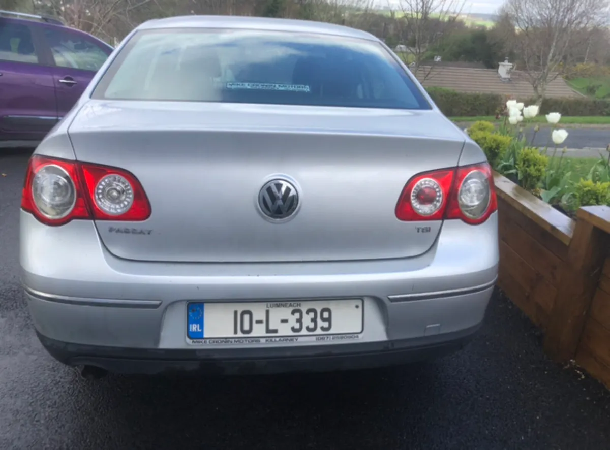 Volkswagen Passat 2010 Silver - Image 4