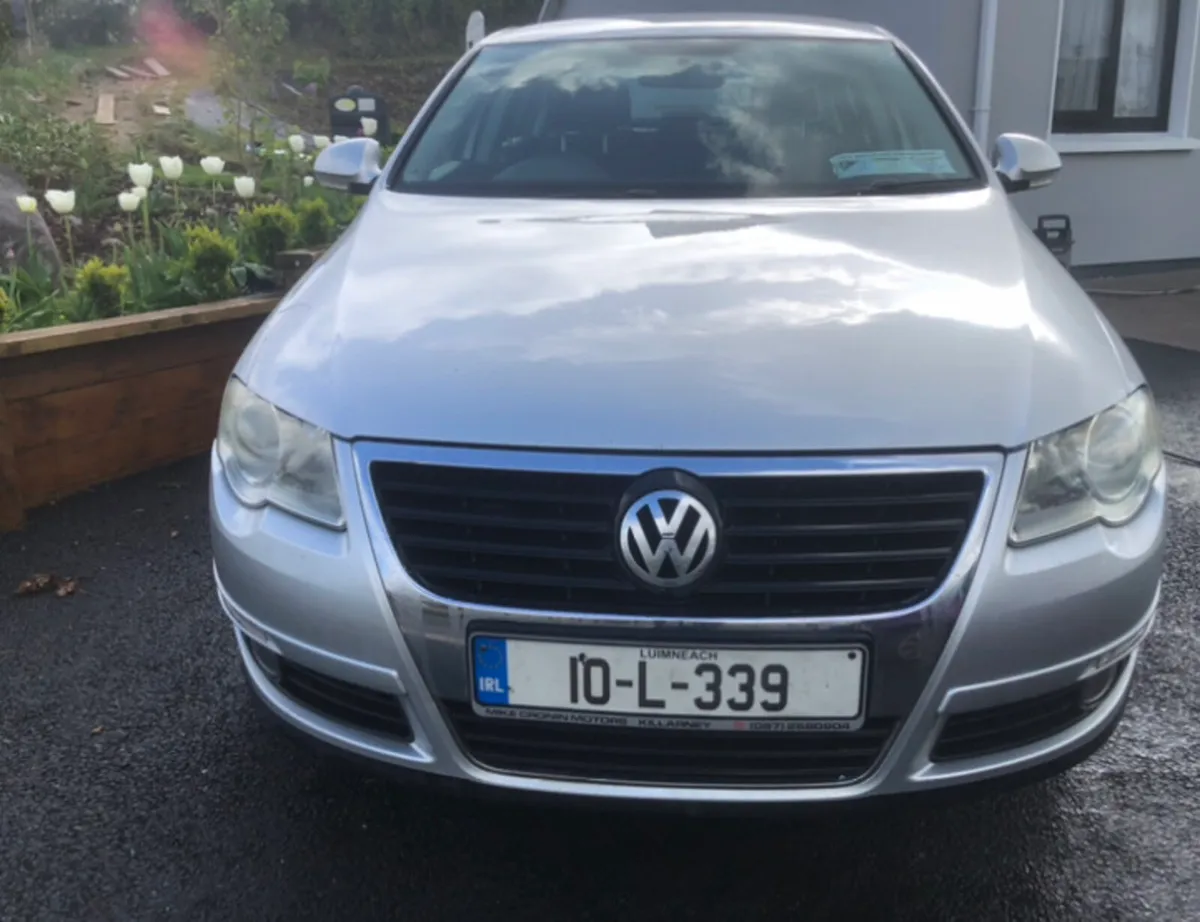 Volkswagen Passat 2010 Silver - Image 1
