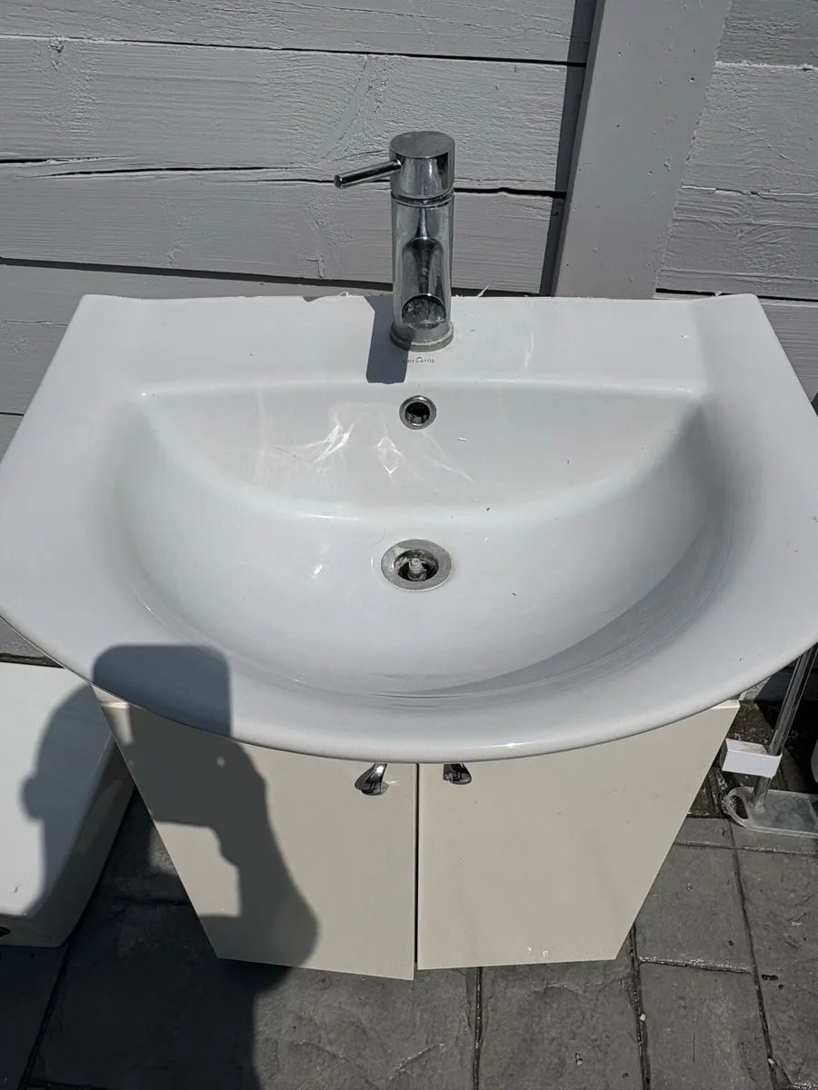 Sink and unit. - Image 1