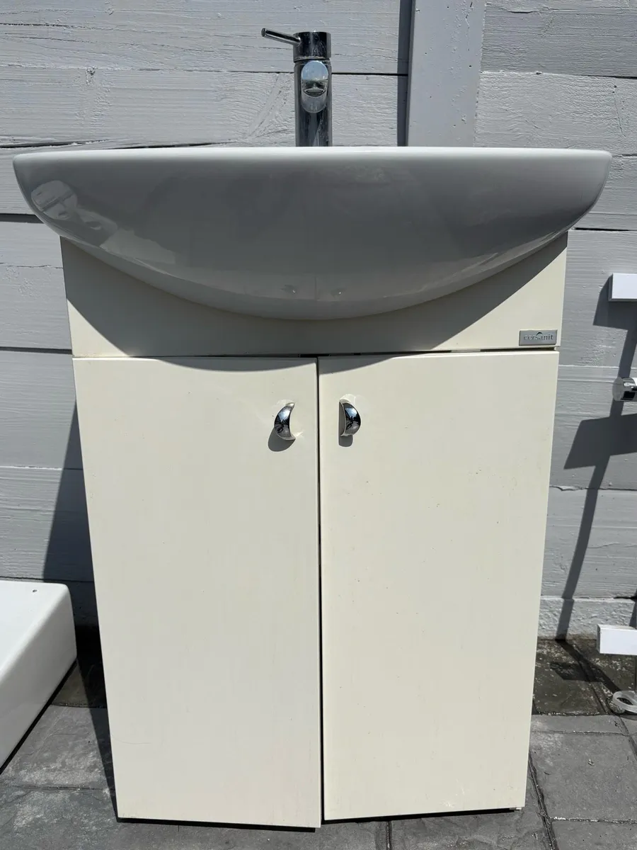 Sink and unit. - Image 2