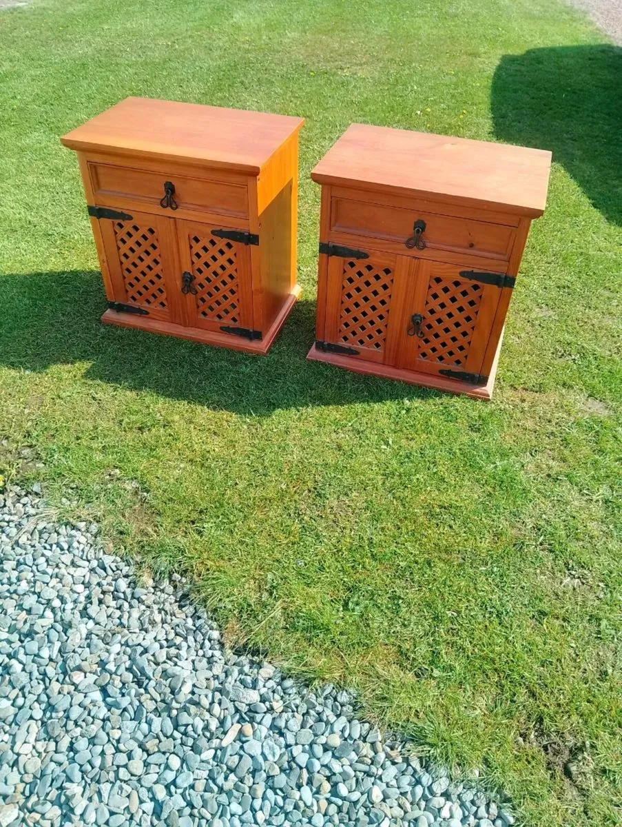 2 matching cabinets - Image 1