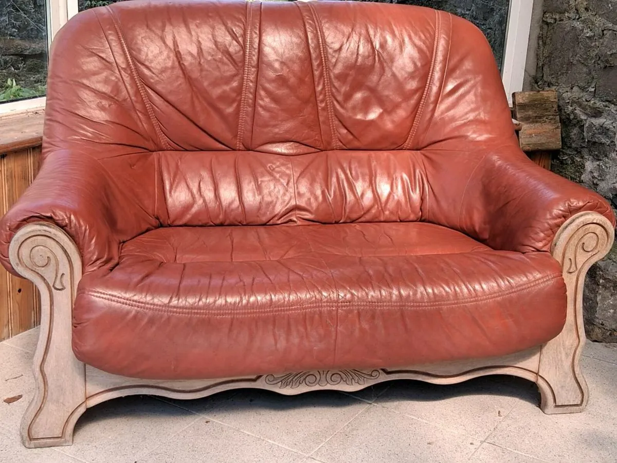 Two seater leather couch - Image 1