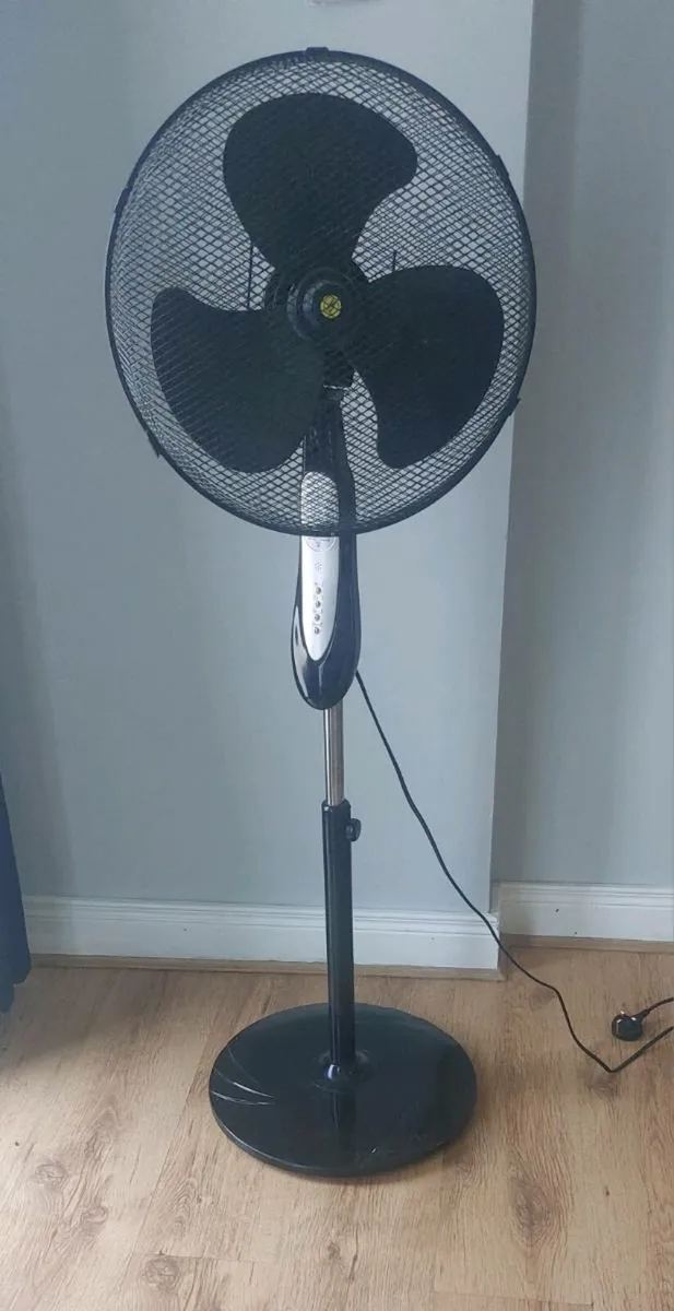 Electric floor fan - Image 1
