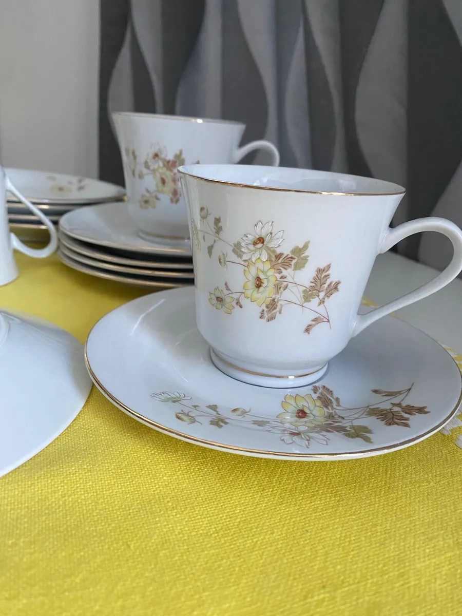 Cups and saucers - Image 1