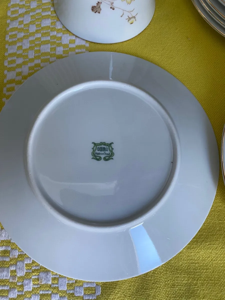 Cups and saucers - Image 2