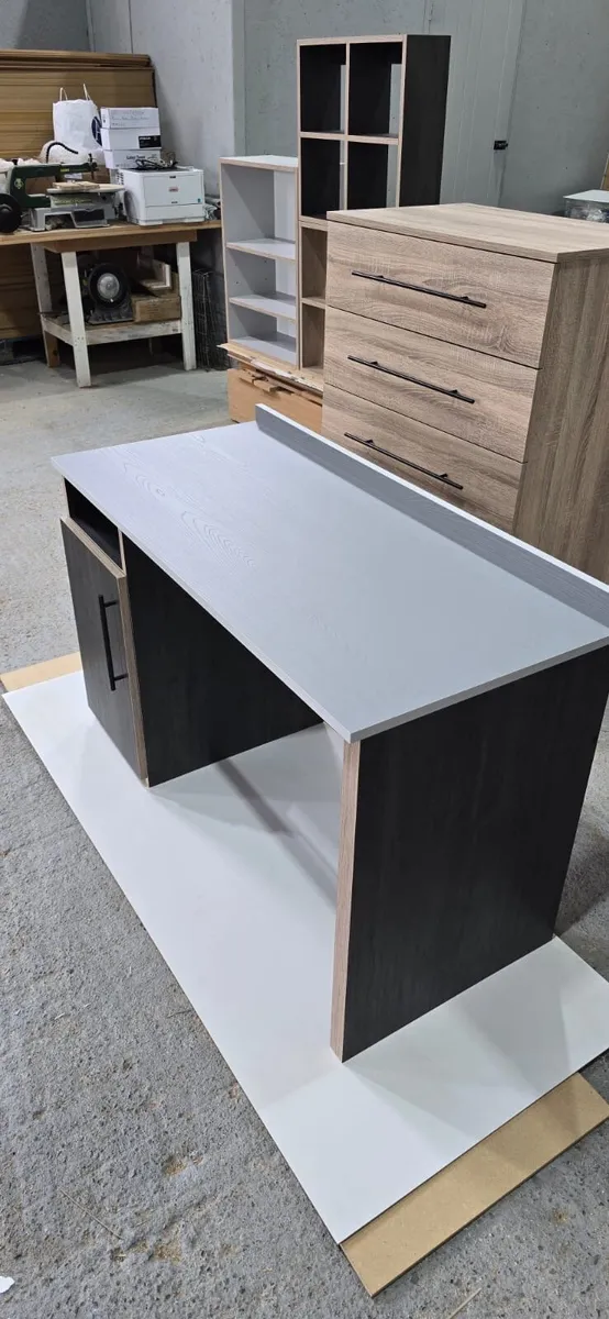 Computer desk - Image 1