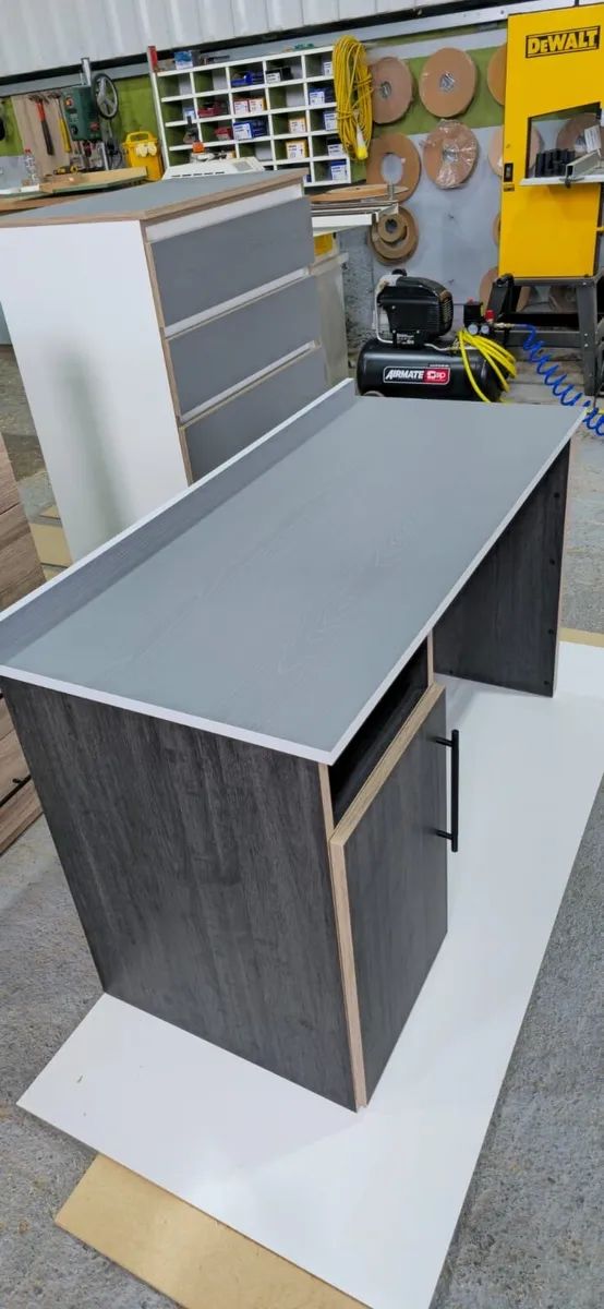 Computer desk - Image 2