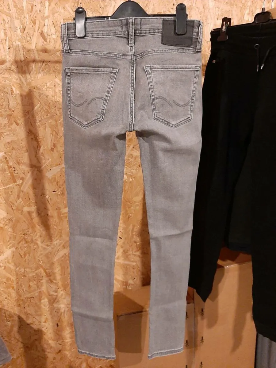 Young men's clothing - Image 2