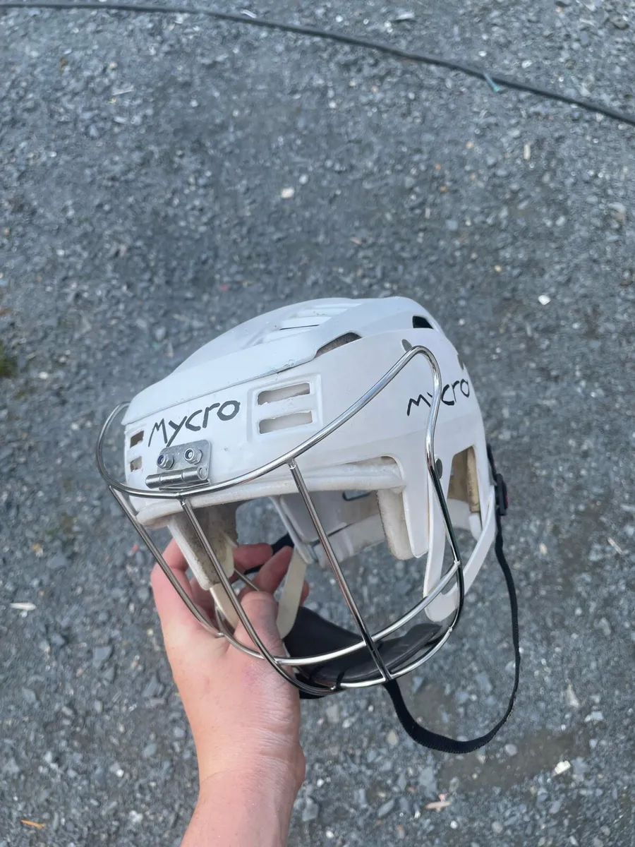 Hurling helmet - Image 1