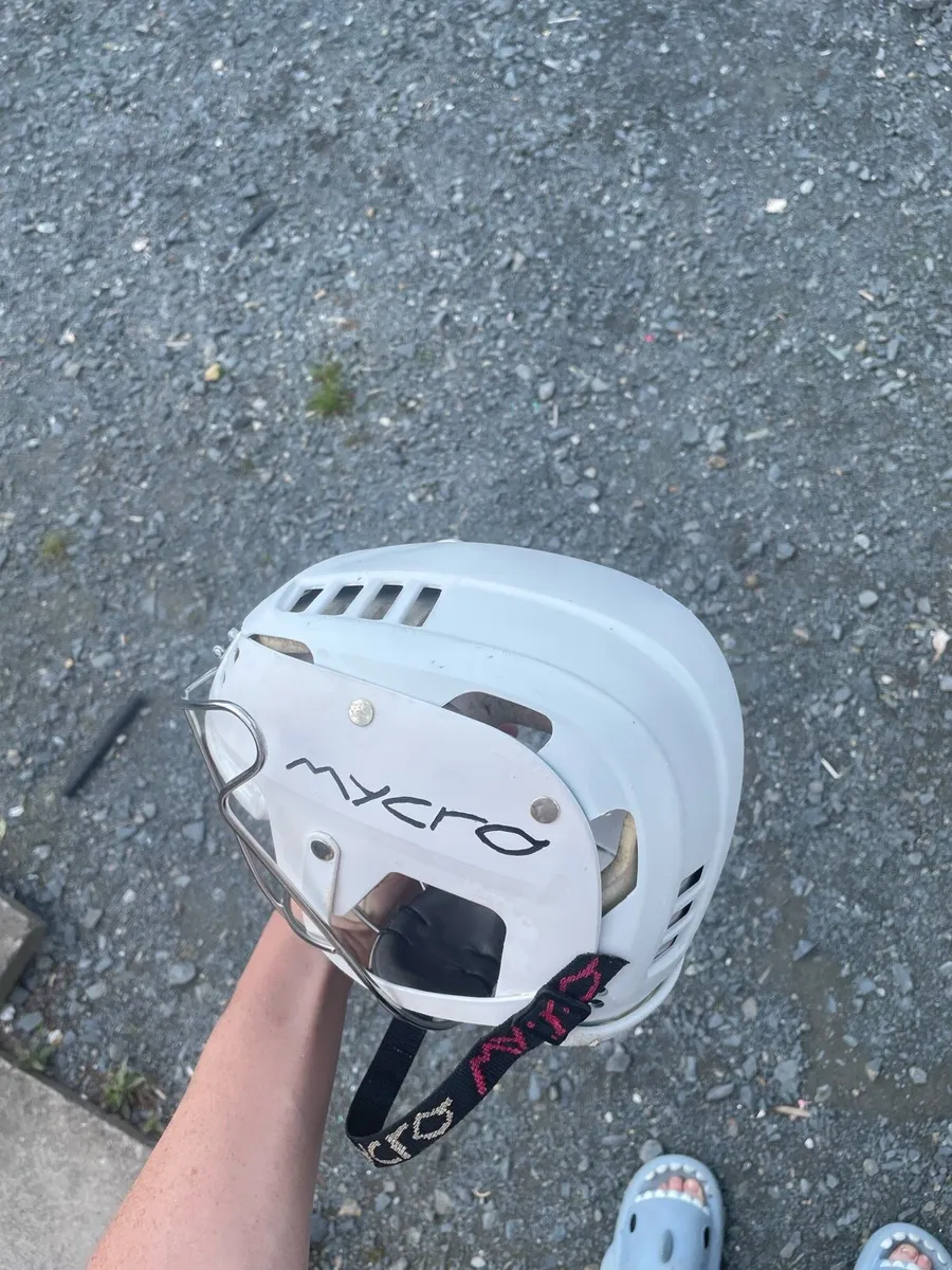 Hurling helmet - Image 3