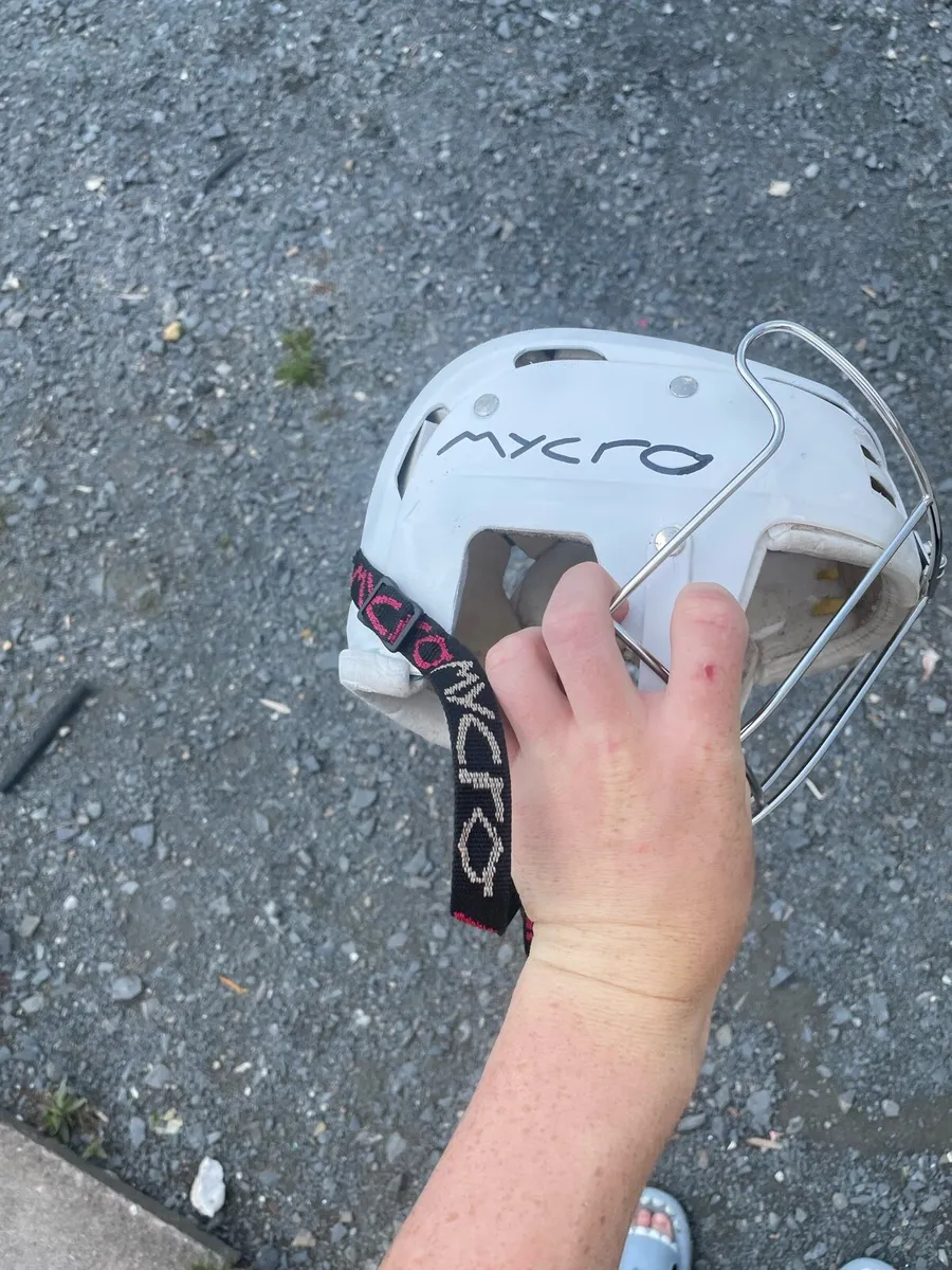 Hurling helmet - Image 4