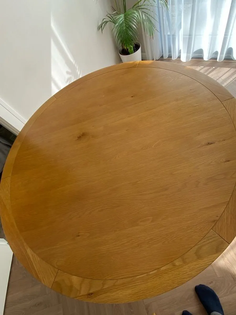 Round Dining Table. - Image 1