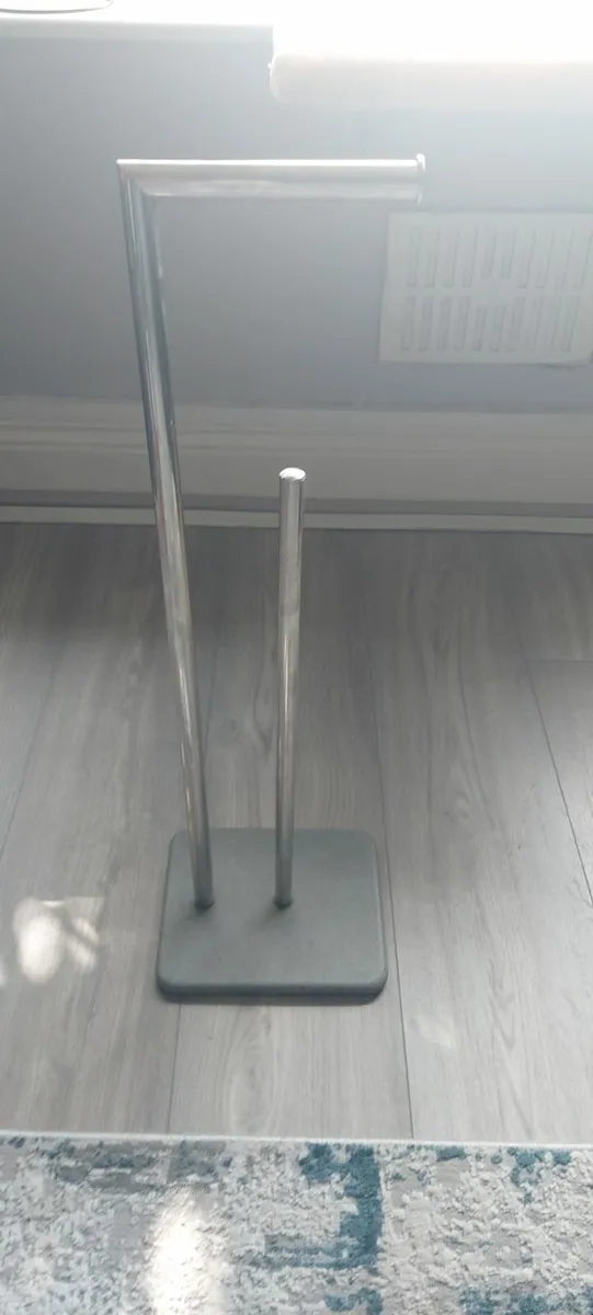Toilet roll holder