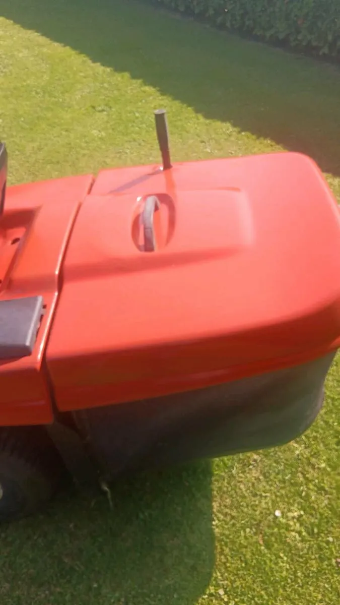 Husqvarna hydrostatic 16.5 hp Briggs & Stratton - Image 4