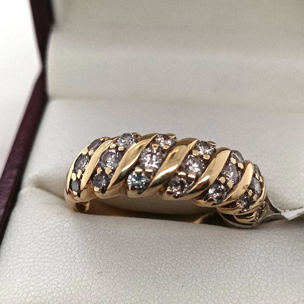 14 K yellow gold & diamond Estate Ring Band - Image 3