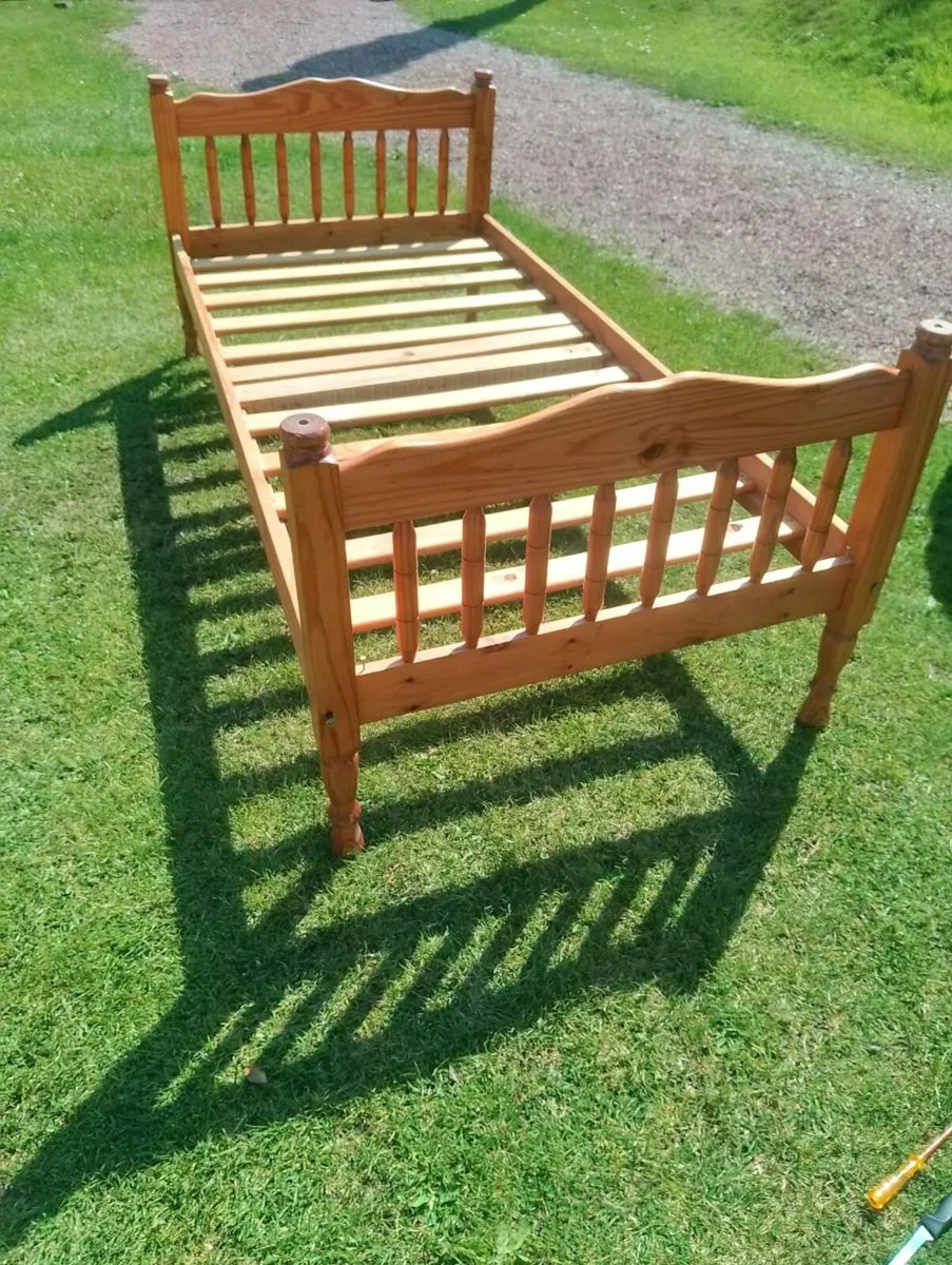 Single bed - Image 1