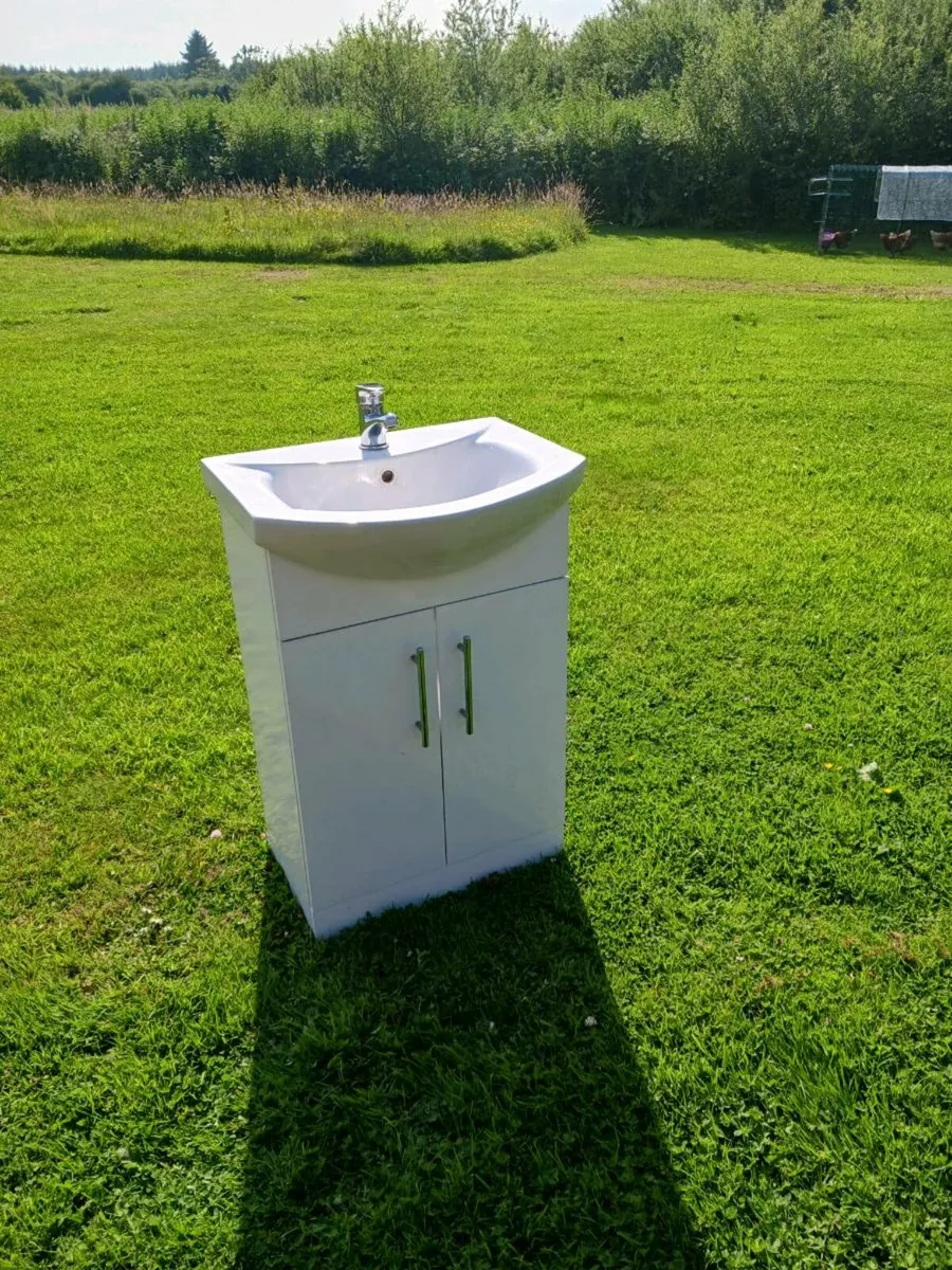 Sink with vanity - Image 1