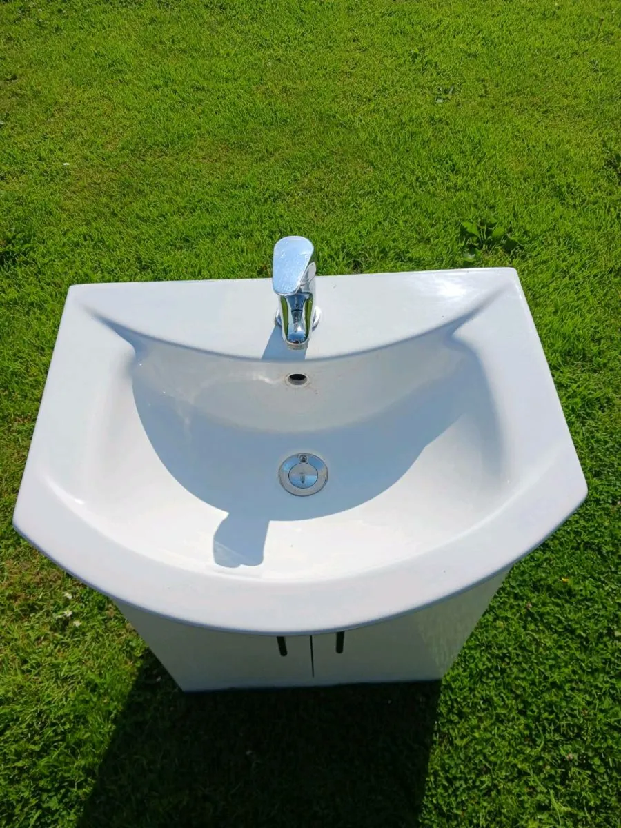 Sink with vanity - Image 2