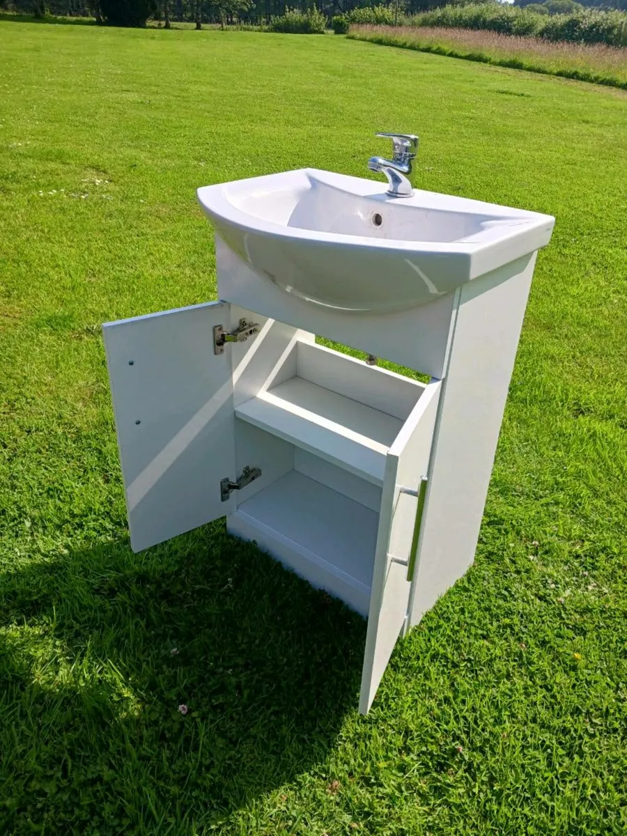 Sink with vanity - Image 3