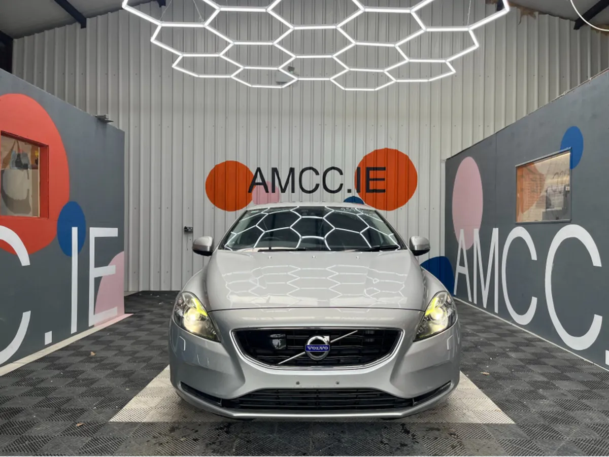 Volvo V40 1.6 PETROL / 81k KMs / REVERSE CAMERA , - Image 2