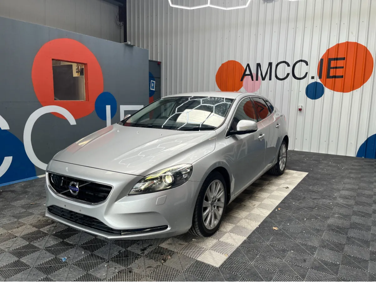 Volvo V40 1.6 PETROL / 81k KMs / REVERSE CAMERA , - Image 3