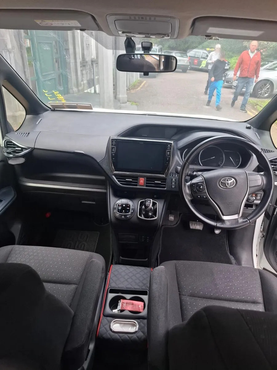 Toyota Voxy 2015 - Image 4
