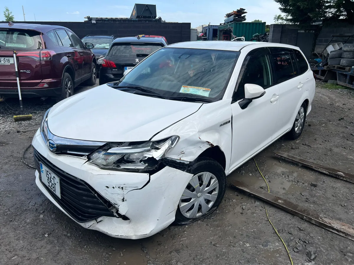 2015 Toyota Corolla Fielder 1.5 Hybrid Automatic - Image 3
