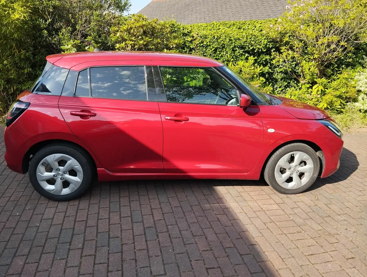 Suzuki Swift automatic hybrid only 9000km - Image 2