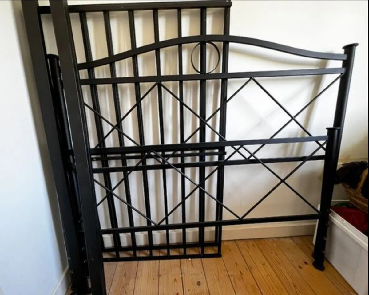 Really Sturdy Black 4 Ft 6” Metal Double Bed Frame