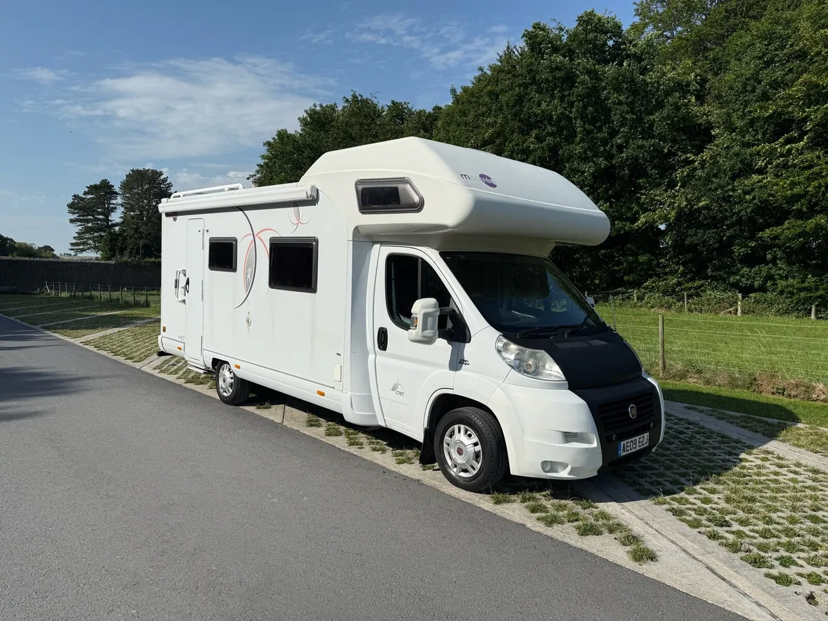 2009 6 berth motorhome - Image 1